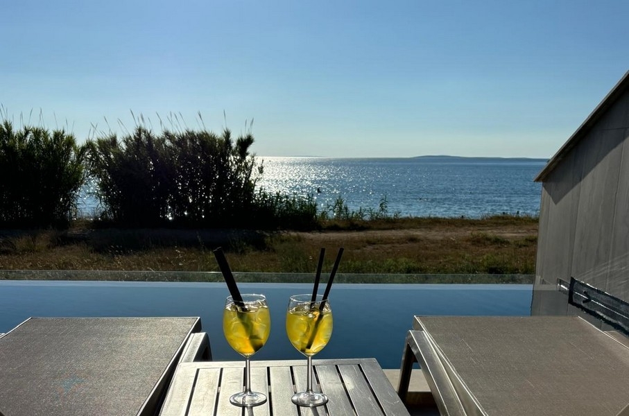 Drycker vid poolen med havsutsikt