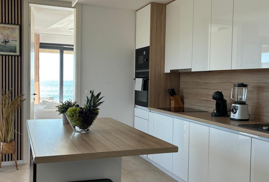 Modernt kök med havsutsikt
