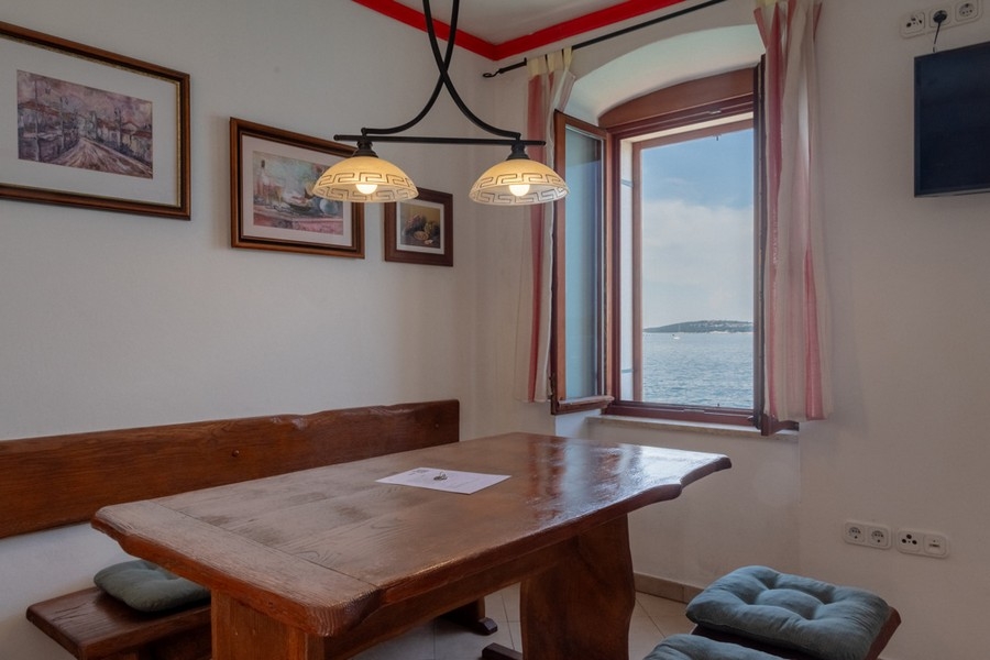 Matsal med vacker utsikt över havet i Rovinj, Istrien.