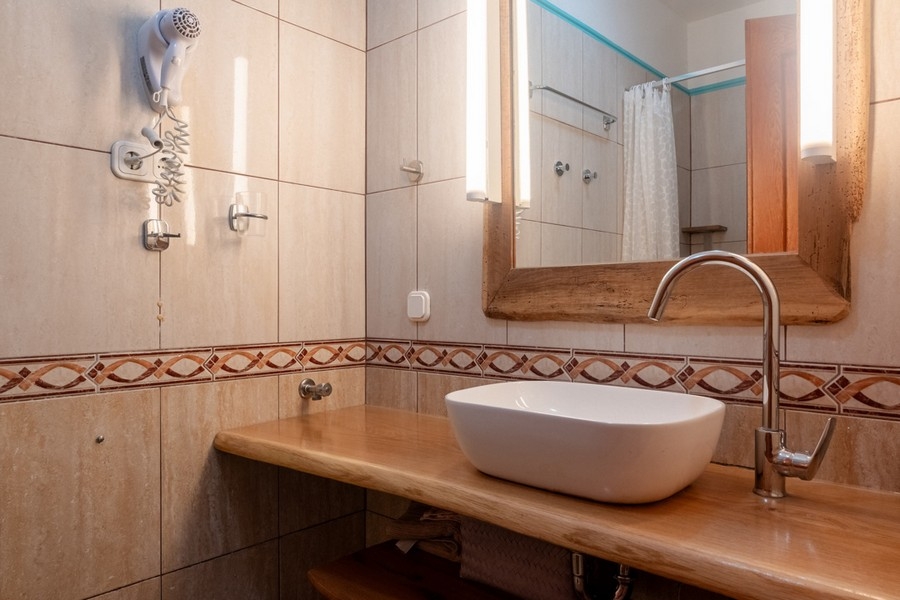 Fastighetens moderna badrum.