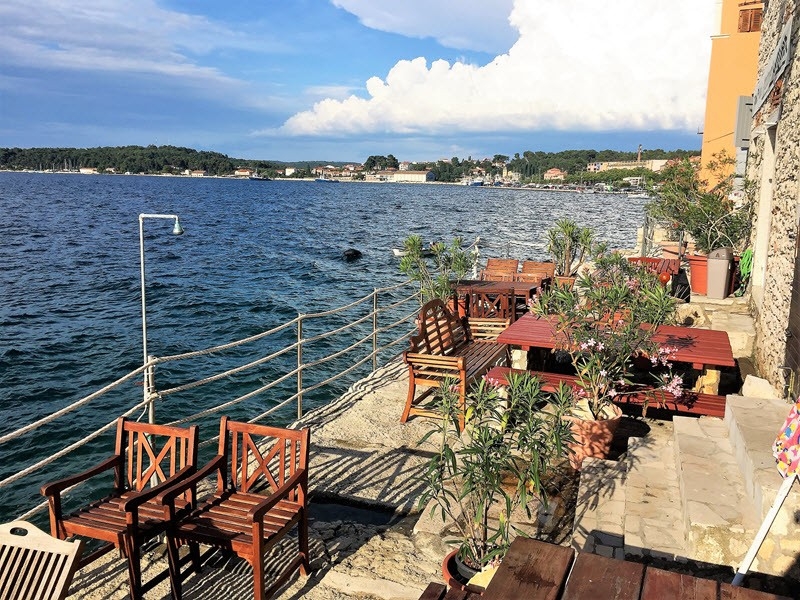 Fastigheter i 1: a raden till havet i Kroatien.