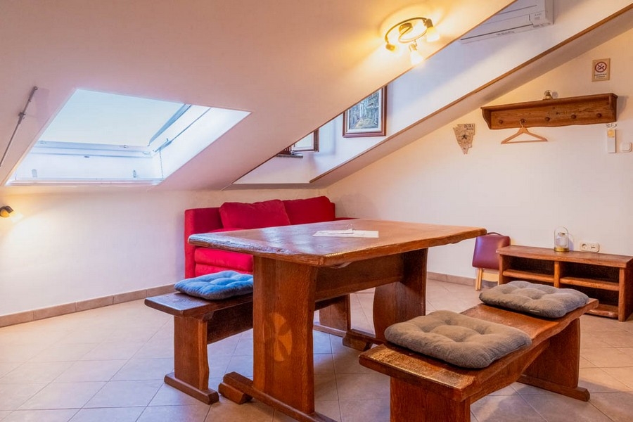 Vardagsrum med snedtak och trämöbler