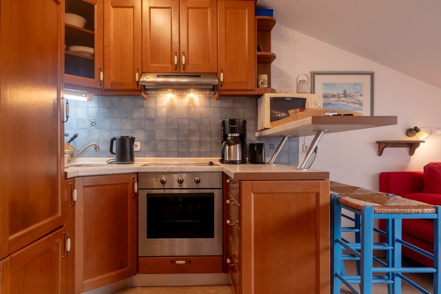 Kök med träfronter och fullt utrustat