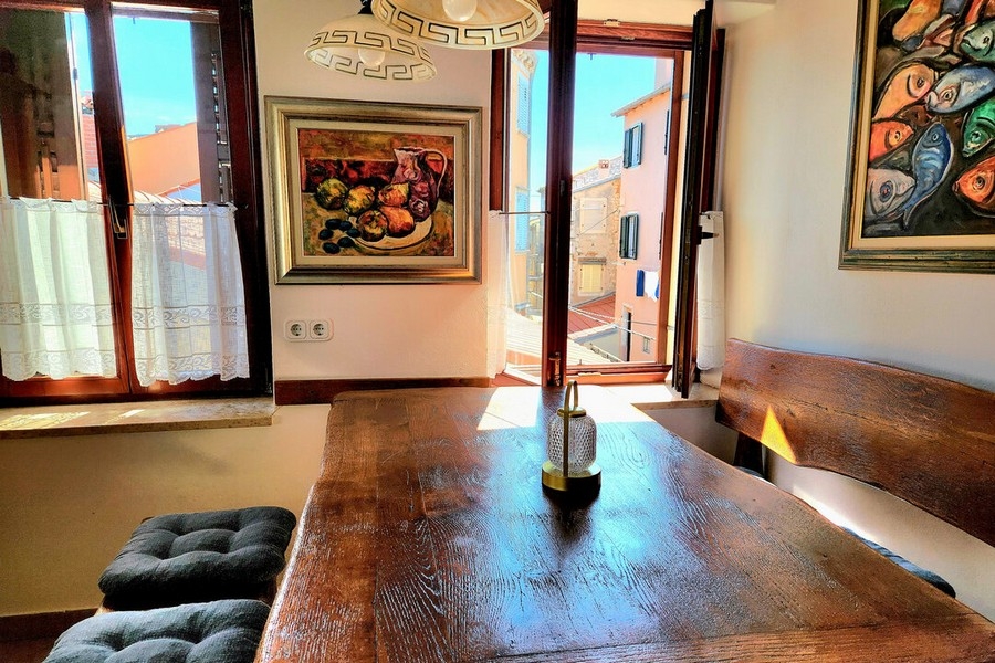 Från matbordet kan du njuta av utsikten över Rovinjs centrum i Kroatien