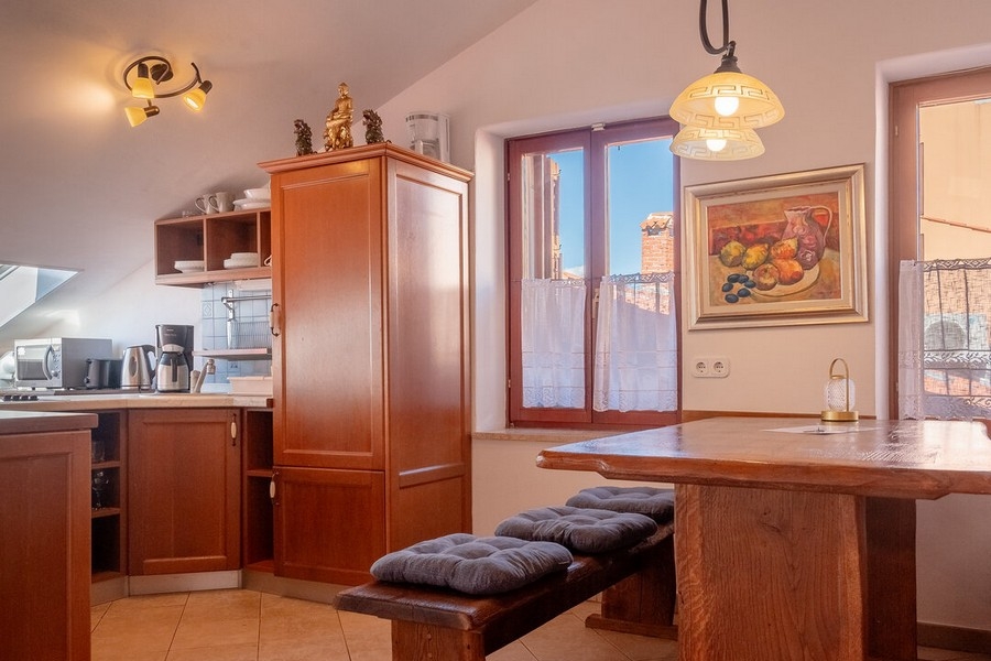 Matplats med träbord och fönsterutsikt