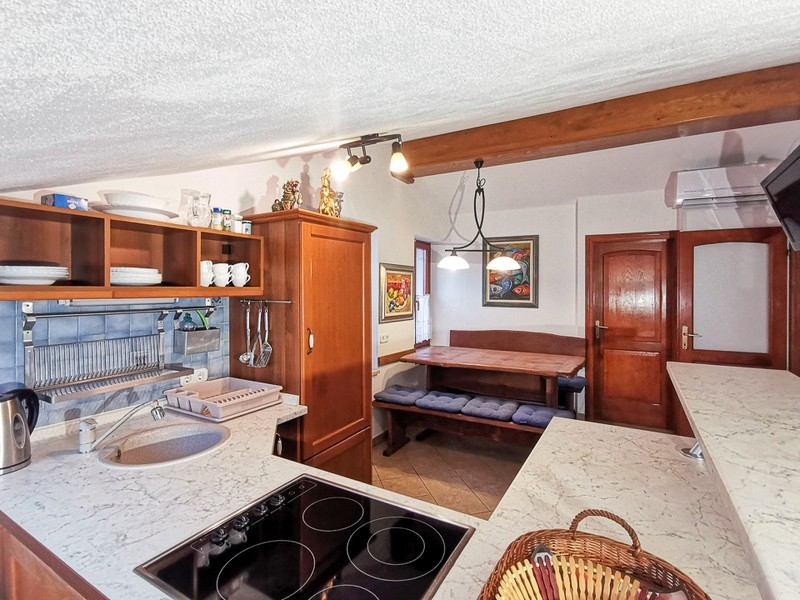 Kök med träfronter och fullt utrustat