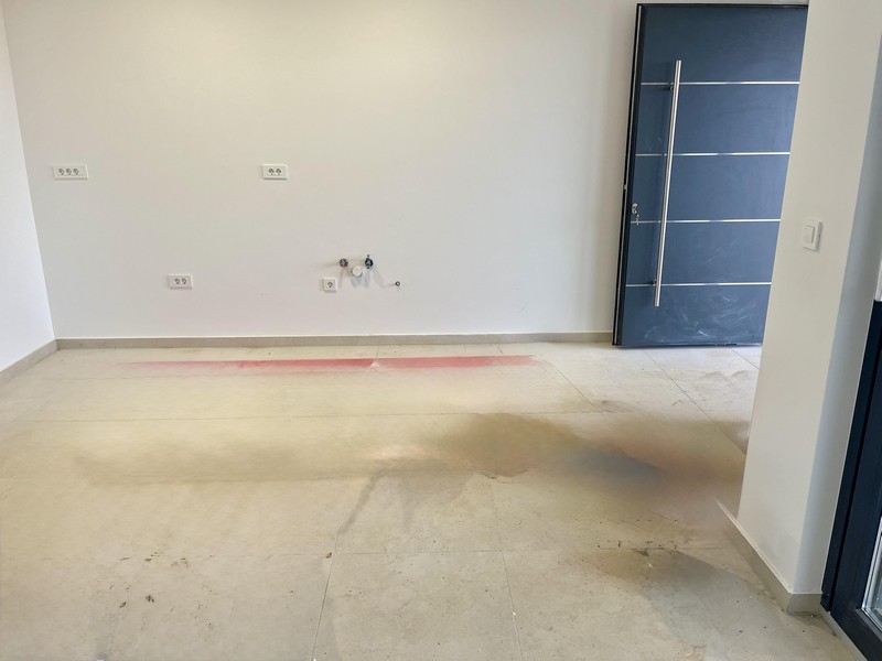 Entré och köksanslutningar till lägenheten på bottenvåningen Omisalj