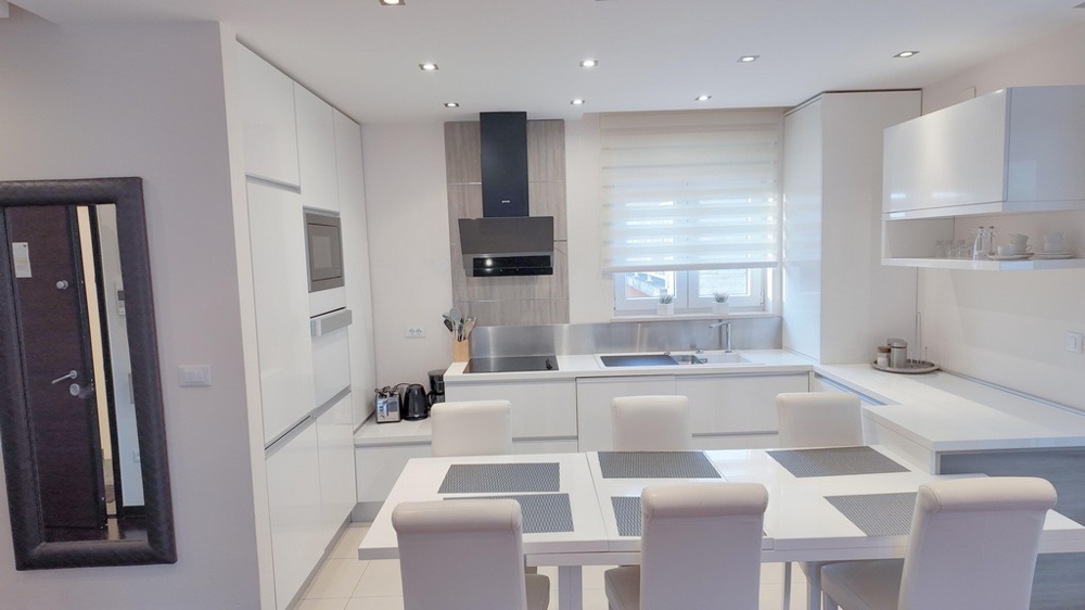 Öppet, fullt utrustat kök i modern stil