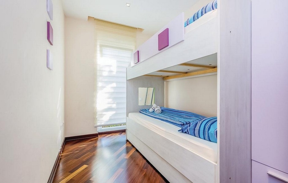 Barnrum med våningssäng och trägolv