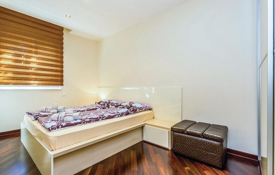 Sovrum med dubbelsäng och modern atmosfär