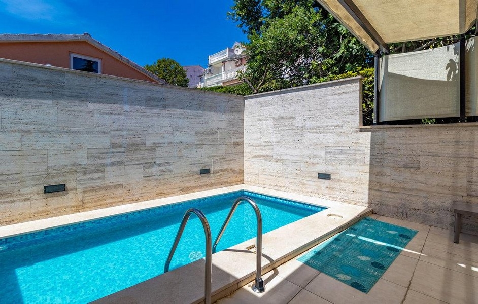 Privat pool utanför lägenheten