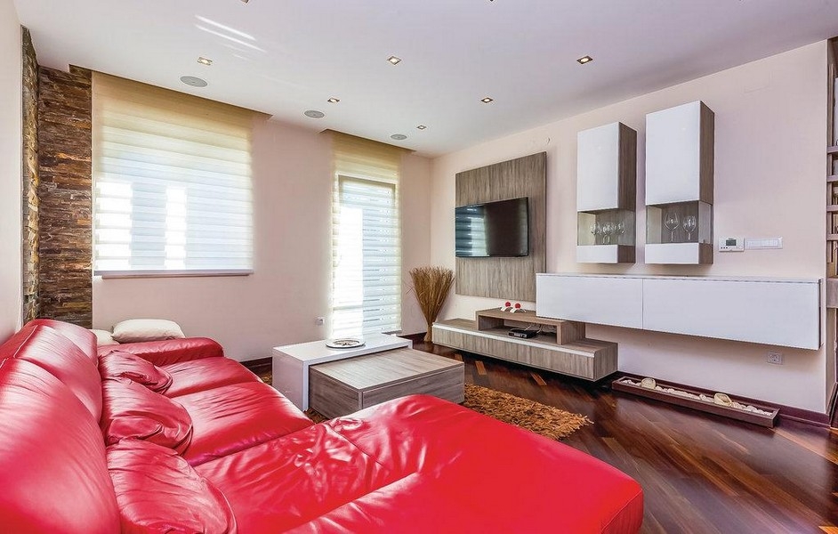 Ljust vardagsrum med designmöbler och parkettgolv