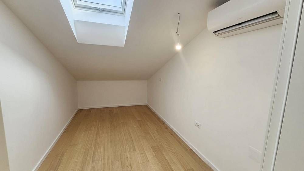 Rum med snedtak och takfönster