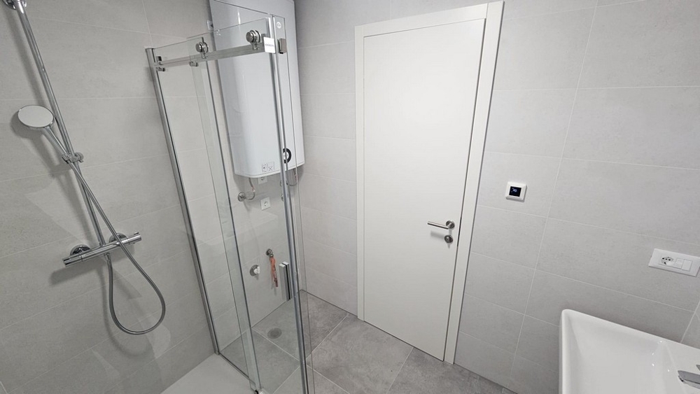 Modernt badrum med dusch