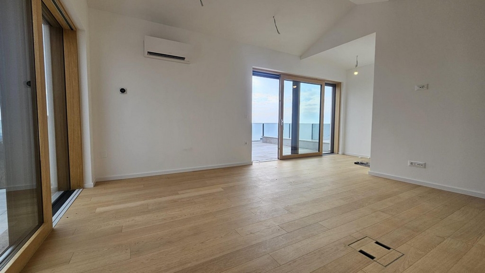 Ljust vardagsrum med havsutsikt