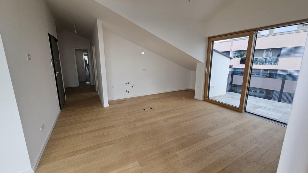 Vardagsrum med utgång till balkong