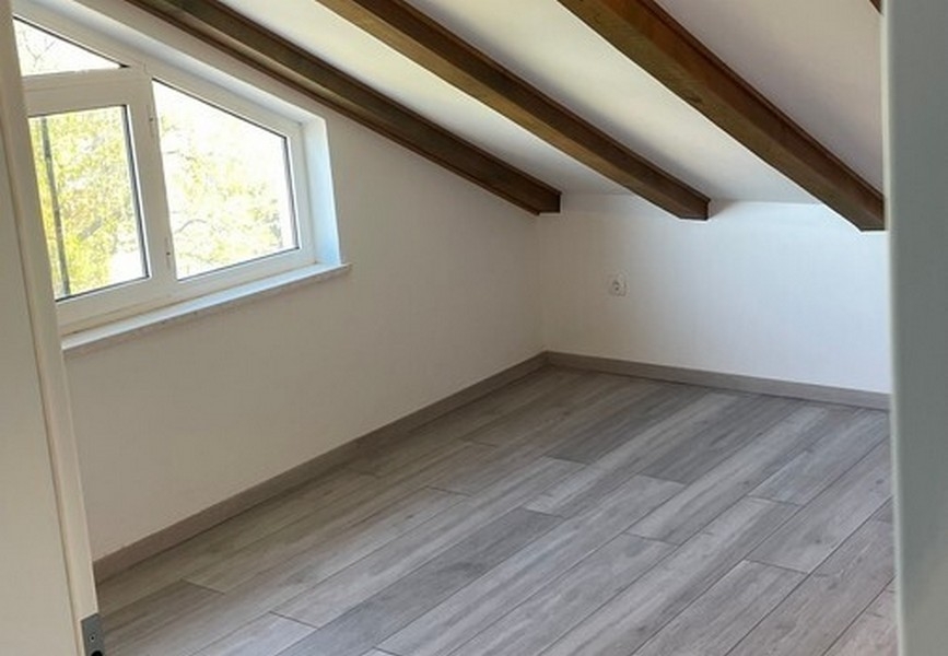 Vindsrum med synliga takbjälkar