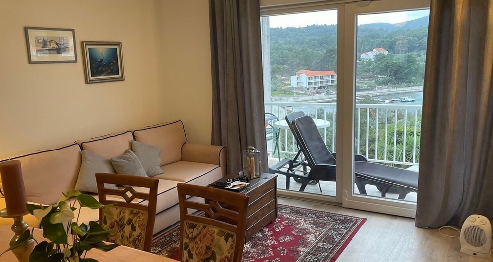 Utsikt från vardagsrummet till terrassen och havet.