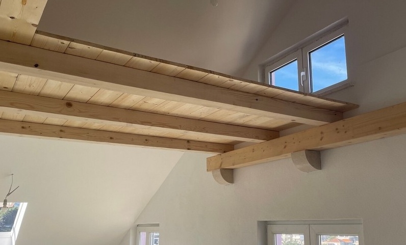 Träbjälkar och gallerinivå under tak