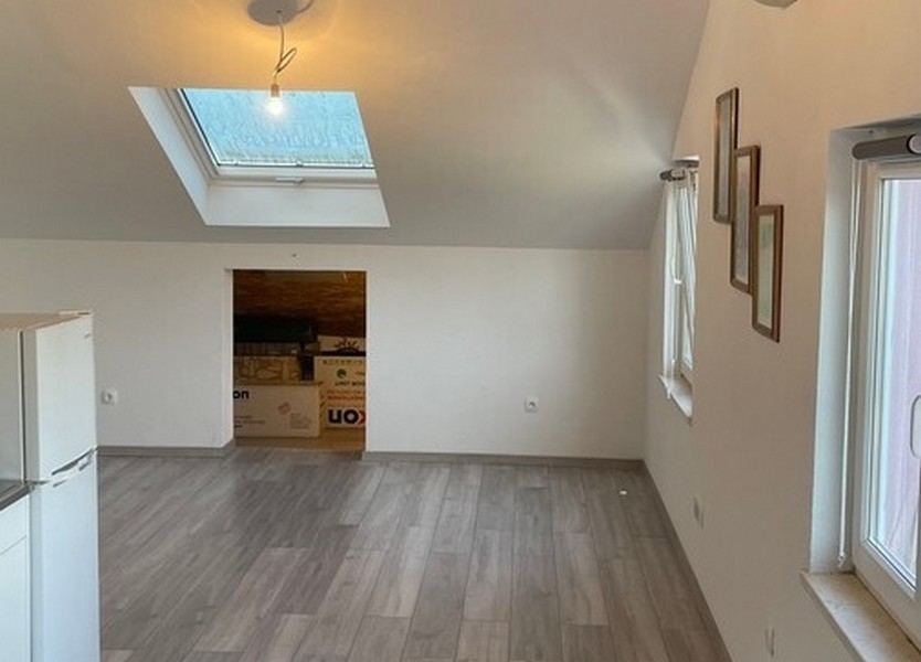 Ljust rum med snedtak och laminatgolv