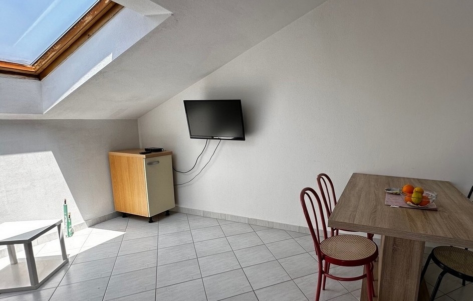 Vardagsrum med TV och matbord