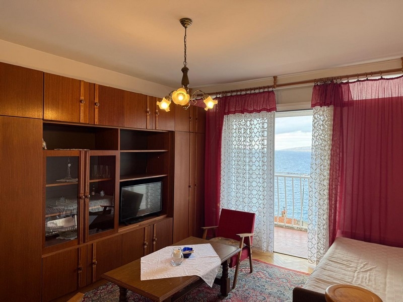 Vardagsrum med balkong och havsutsikt