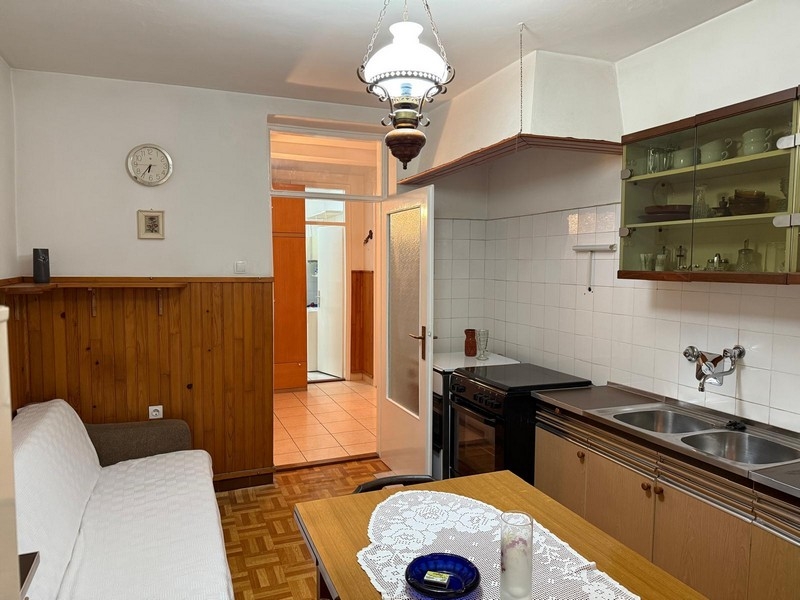 Kök med sittgrupp och träpanel