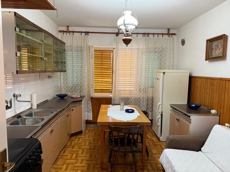 Matplats med pentry och fönsterluckor