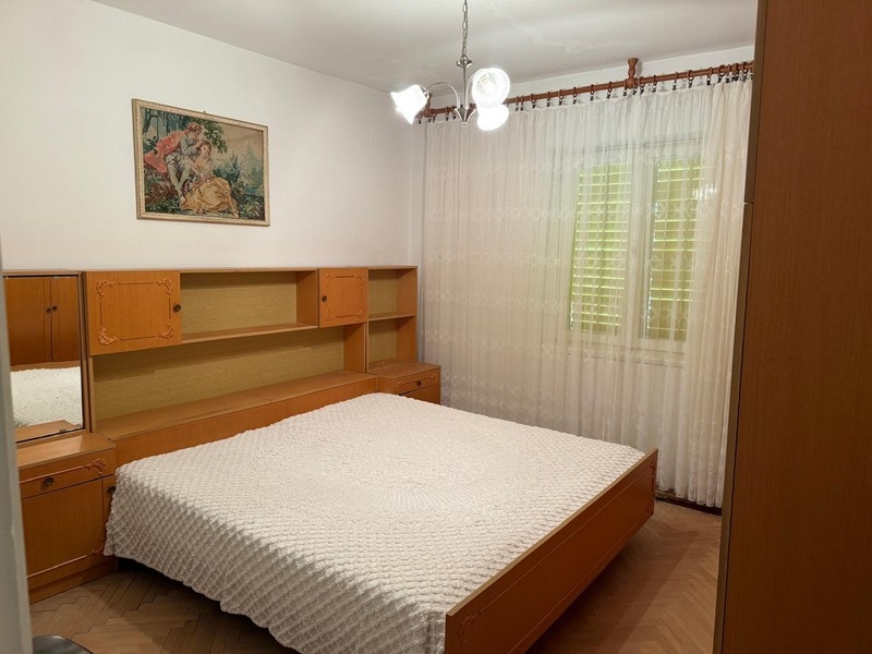 Sovrum med dubbelsäng och fönster