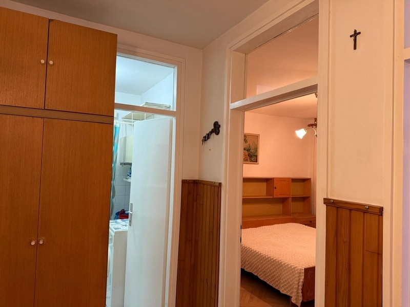 Hall med utsikt över sovrum och badrum