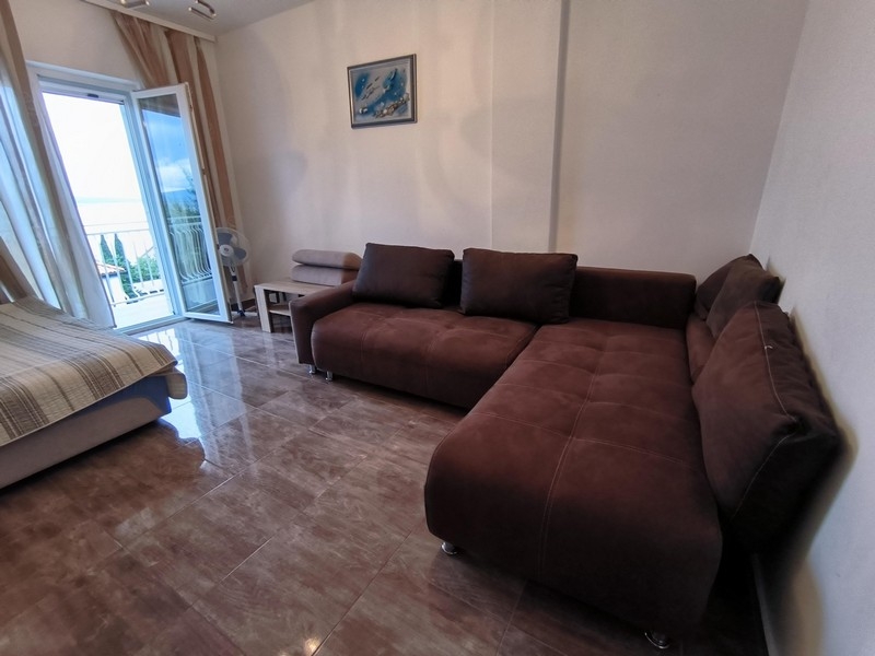 Soffa och tillgång till balkong med havsutsikt