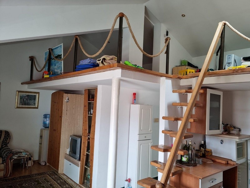 Utsikt över det praktiska galleriet till lägenhet A3810 i Kroatien.