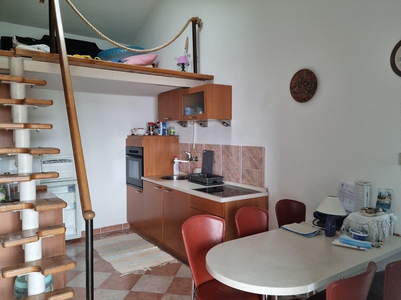 Köksdel med matplats och galleri