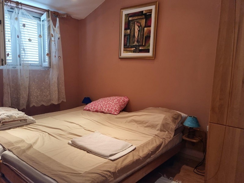 Sovrum med fönster och dubbelsäng