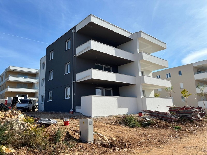 Moderna nya lägenheter nära stranden.