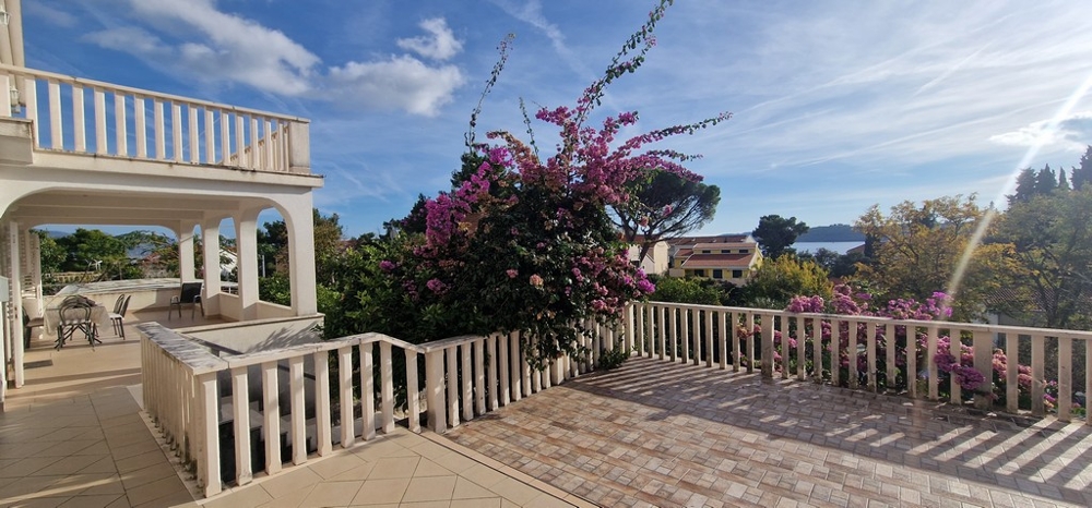 Utsikt över havet från terrassen på fastighet A3813