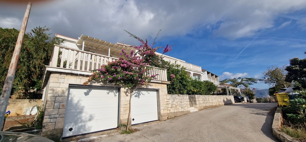 Garage och husutsikt med blommor