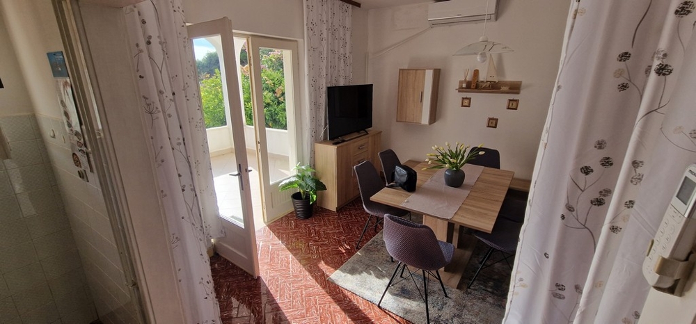 Matplats med utgång till terrassen