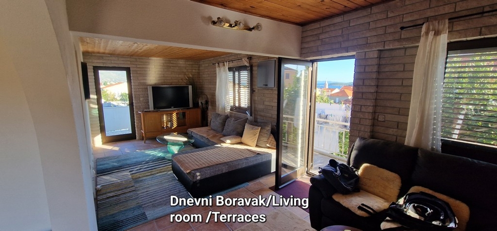 Vardagsrum med tillgång till terrass