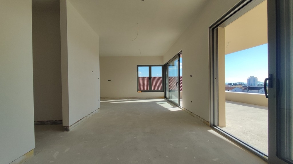 Ljust vardagsrum med utgång till altan