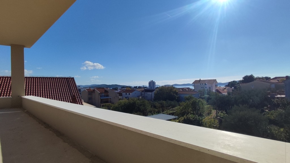 Utsikt från terrassen över det omgivande området och havet