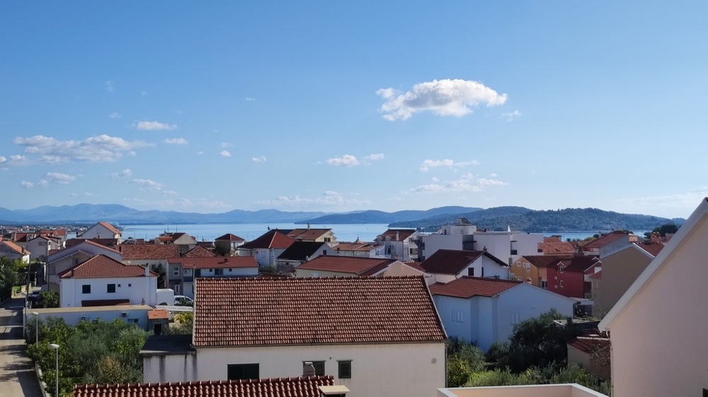 Vid utsikt över tak mot havet
