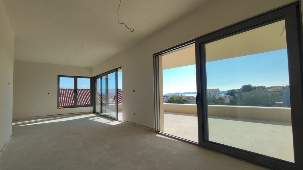 Vardagsrum med stora fönsterfronter