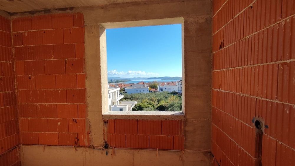 Oavslutat rum med fönster och havsutsikt