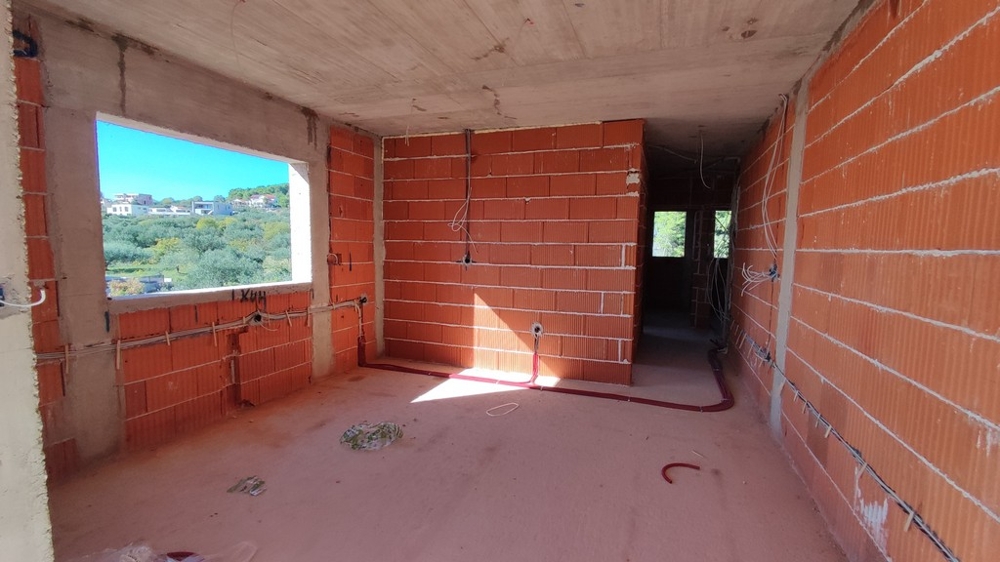 Oavslutat rum med stor fönsteröppning