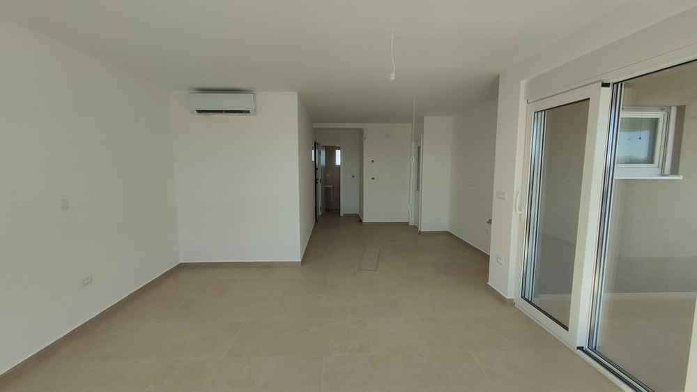 Vardagsrum med utgång till altan