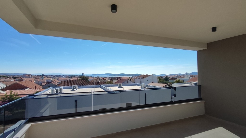 Vid utsikt över tak och hav från terrassen