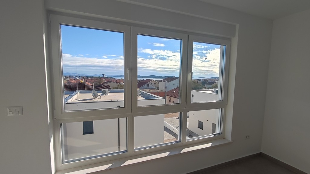 Fönsterfront med havsutsikt i vardagsrummet