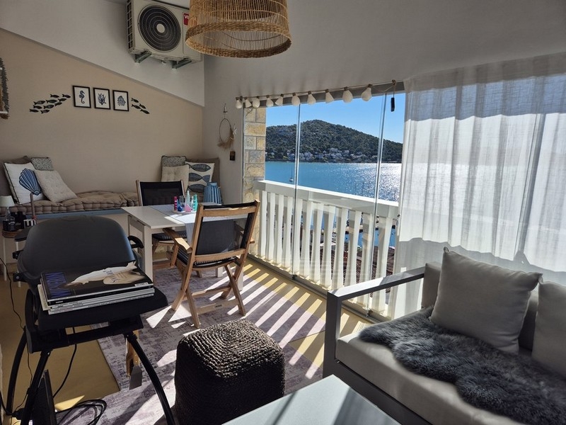 Ljust vardagsrum med utsikt över bukten