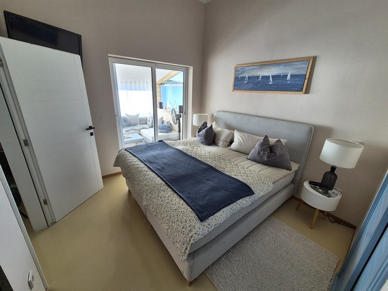 Sovrum med utgång till inglasad altan